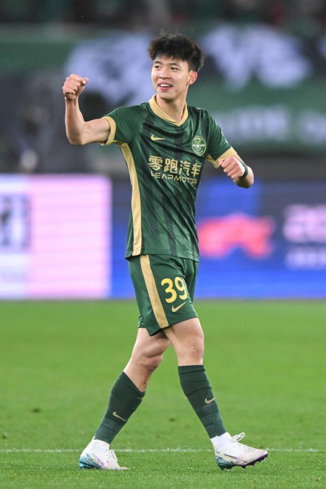 1743343041638080279.jpg (体育)(2)足球——中超:浙江俱乐部绿城胜武汉三镇XxjpseC007191_20250328_PEPFN0A001.jpg